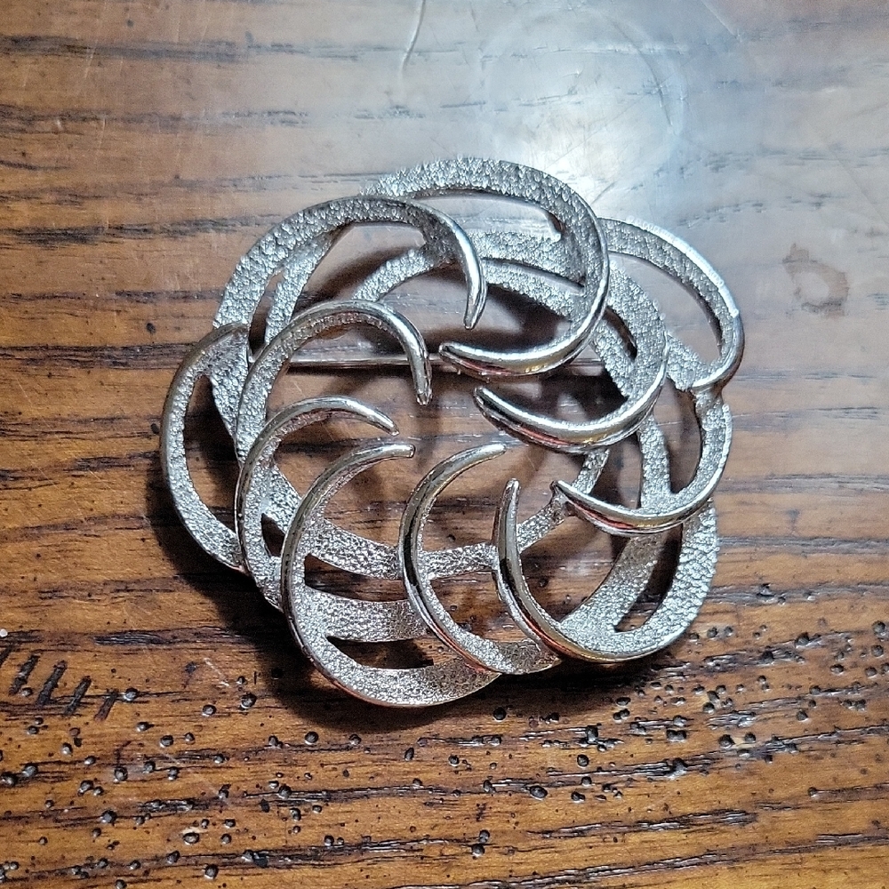 SARAH COVENTRY Vintage Tailored Swirl Pin Textured Silver Tone Nature Flower